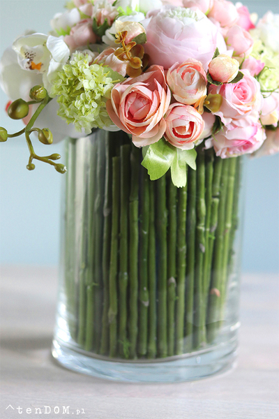 bogaty bukiet wiosennych kwiatów w szklanym wazonie, Hellissa 2, wys.30cm  