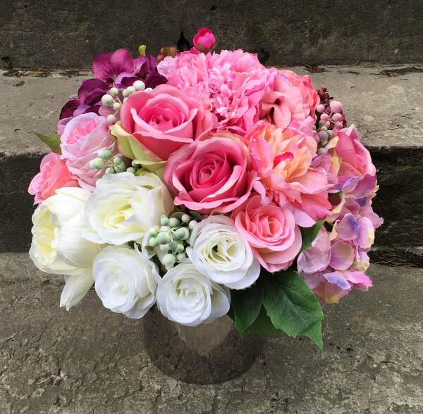 kompozycja kwiatowa Leokadia wys.32cm, szer. 32cm