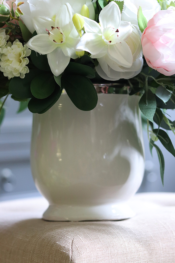 Luizjana, kompozycja kwiatowa / bukiet w białym naczyniu, wym.40x66cm