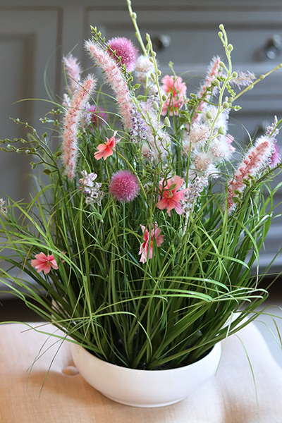 Salvatore Pink, wiosenna kompozycja traw i polnych kwiatów, wys.50cm