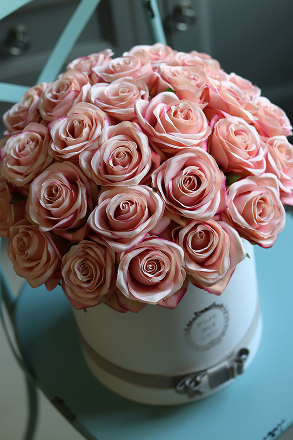 Benita, flowerbox różany z szarą aksamitką, wys.38cm 