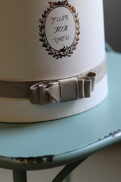 Benita, flowerbox różany z szarą aksamitką, wys.38cm 