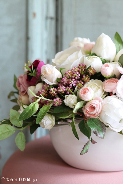 Jeronimo, kompozycja kwiatowa w białym naczyniu, wym.18x24cm