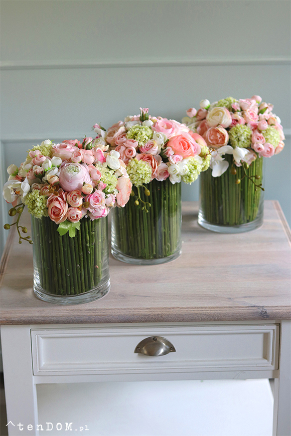 bogaty bukiet wiosennych kwiatów w szklanym wazonie, Hellissa 2, wys.30cm  