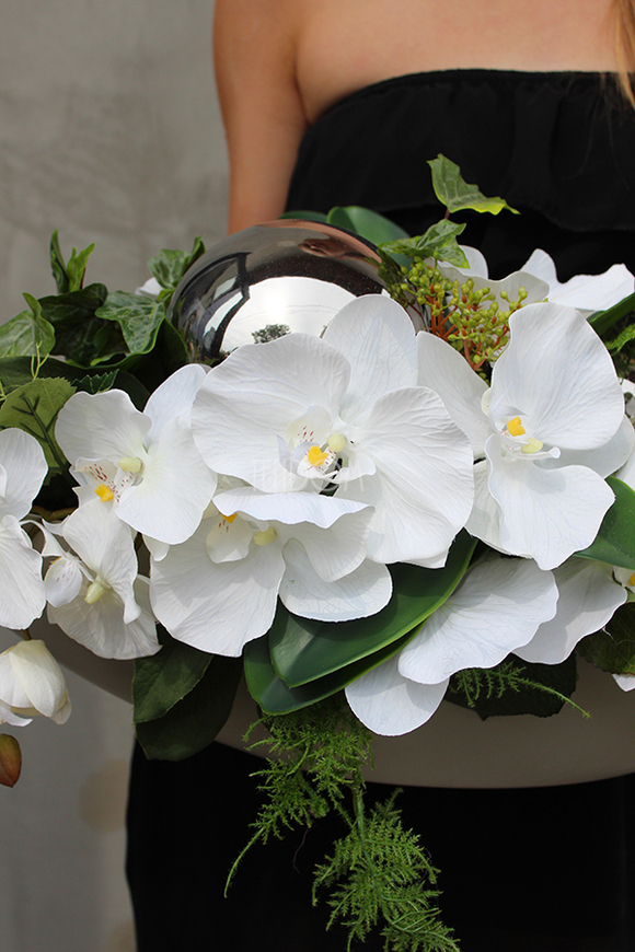 kompozycja kwiatowa Srebrna Dekoria w podłużnym naczyniu - łódce, dł.70cm