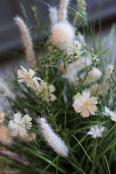 Salvatore White, wiosenna kompozycja traw i polnych kwiatów, wys.50cm