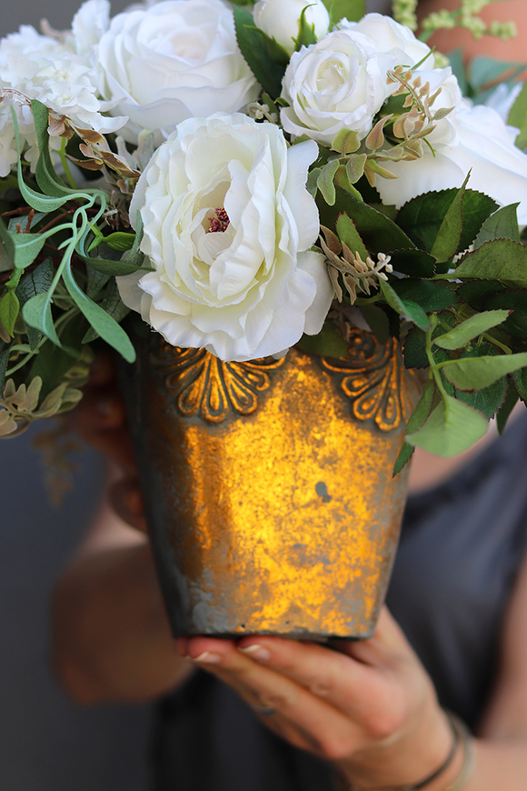 Komunia, kompozycja na stół w przecieranej złotej donicy, wys.35cm 