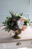 Gessa Martha, kompozycja kwiatowa w złotym pucharze, wys.36cm