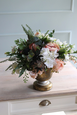 Gessa Martha, kompozycja kwiatowa w złotym pucharze, wys.36cm