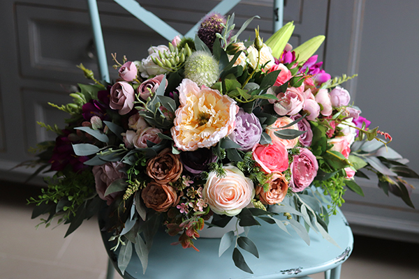 Korona Kwiatów, bogata kompozycja z liliami, wym.37x64cm 