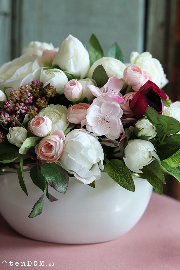 Jeronimo, kompozycja kwiatowa w białym naczyniu, wym.18x24cm