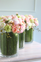 bogaty bukiet wiosennych kwiatów w szklanym wazonie, Hellissa 2, wys.30cm  