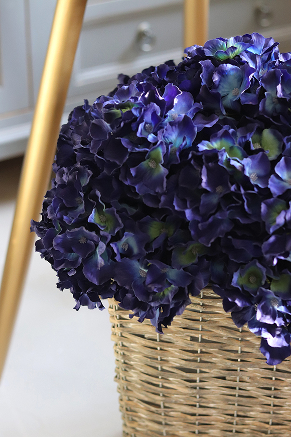 bogaty kosz z hortensjami, Granatowa Elegancja, wys.52cm 