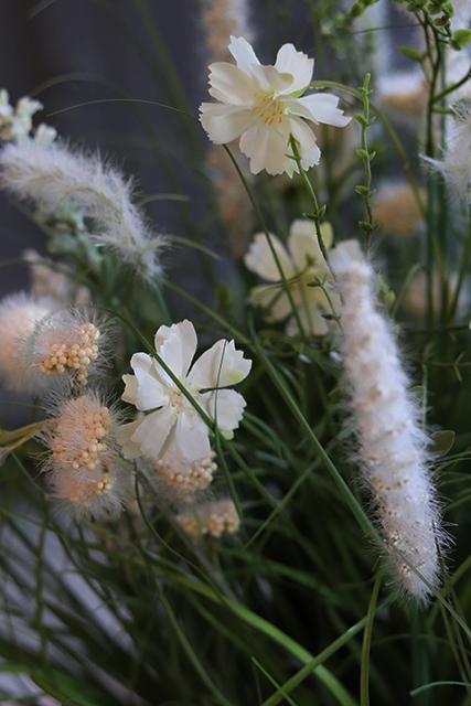 Salvatore White, wiosenna kompozycja traw i polnych kwiatów, wys.50cm