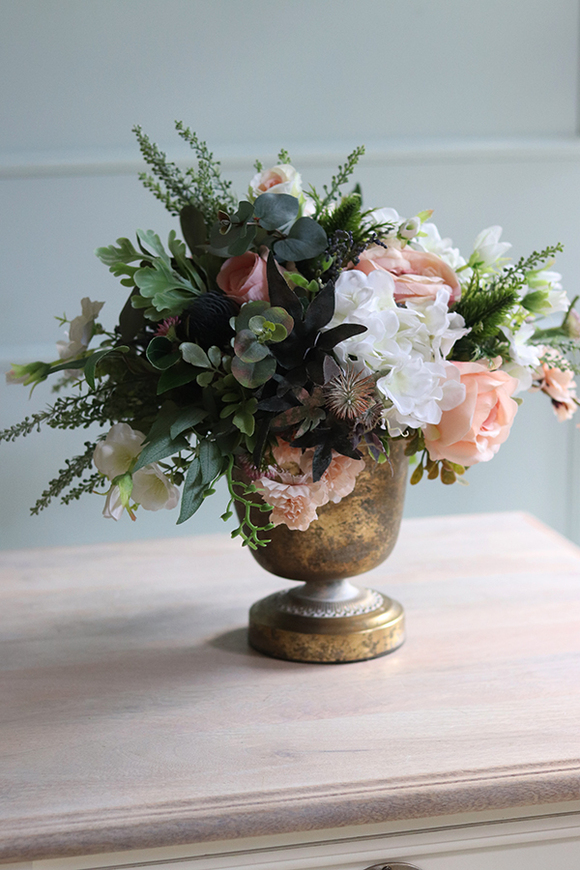 Gessa Martha, kompozycja kwiatowa w złotym pucharze, wys.36cm