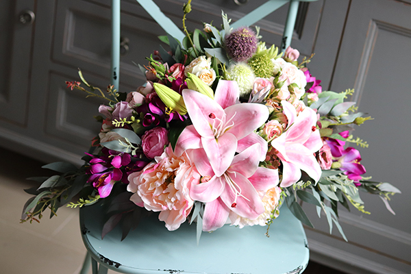 Korona Kwiatów, bogata kompozycja z liliami, wym.37x64cm 