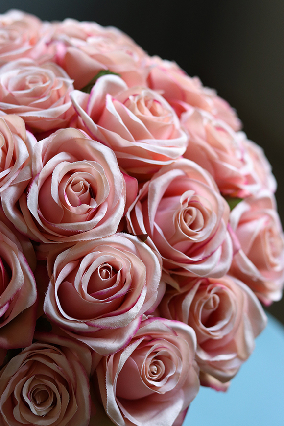 Benita, flowerbox różany z szarą aksamitką, wys.38cm 