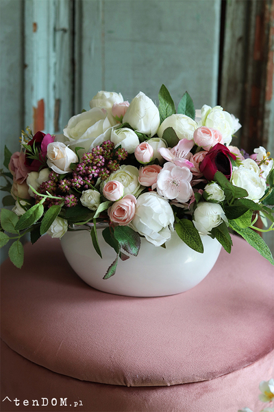 Jeronimo, kompozycja kwiatowa w białym naczyniu, wym.18x24cm