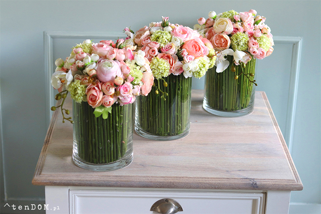 bogaty bukiet wiosennych kwiatów w szklanym wazonie, Hellissa 2, wys.30cm  