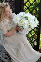 kosz z białymi peoniami Lisa wys.38cm