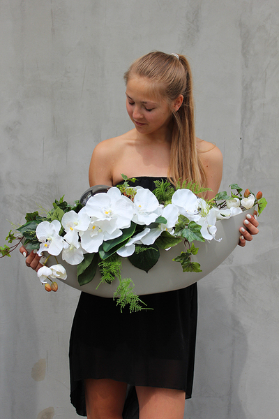 kompozycja kwiatowa Srebrna Dekoria w podłużnym naczyniu - łódce, dł.70cm