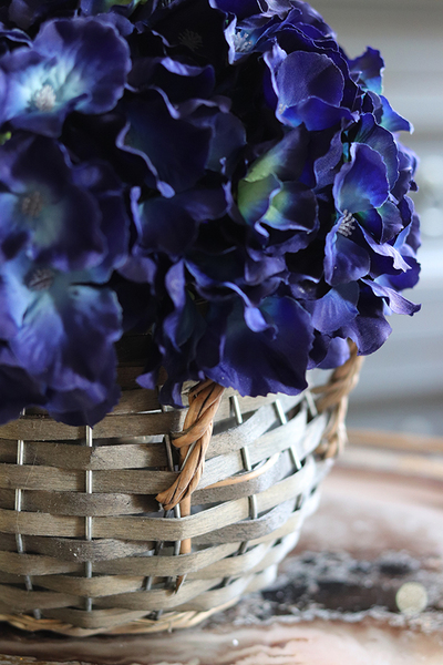 bogaty kosz z hortensjami, Granatowa Elegancja, mała, wys.25cm 