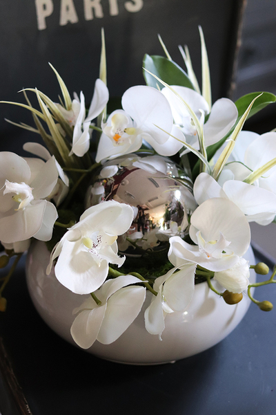 Dekoria Round, kompozycja kwiatowa w białej misie, wys.27cm