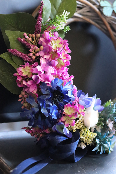 Emilia 2, delikatny wiosenny wianek na drzwi z motylem, śr.27cm 