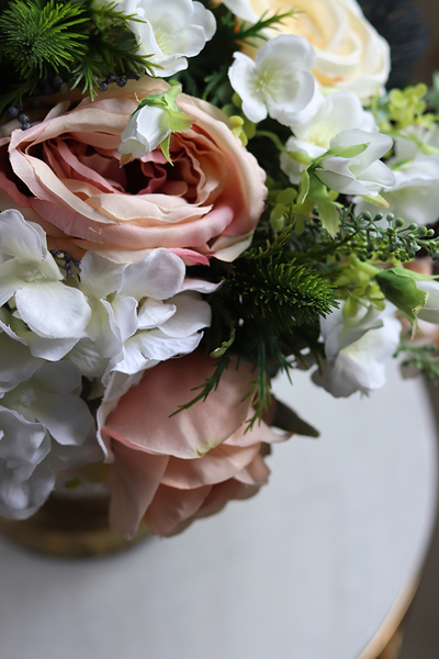 Gessa Martha, kompozycja kwiatowa w złotym pucharze, wys.36cm