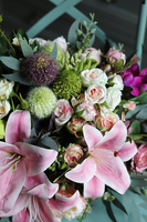 Korona Kwiatów, bogata kompozycja z liliami, wym.37x64cm 