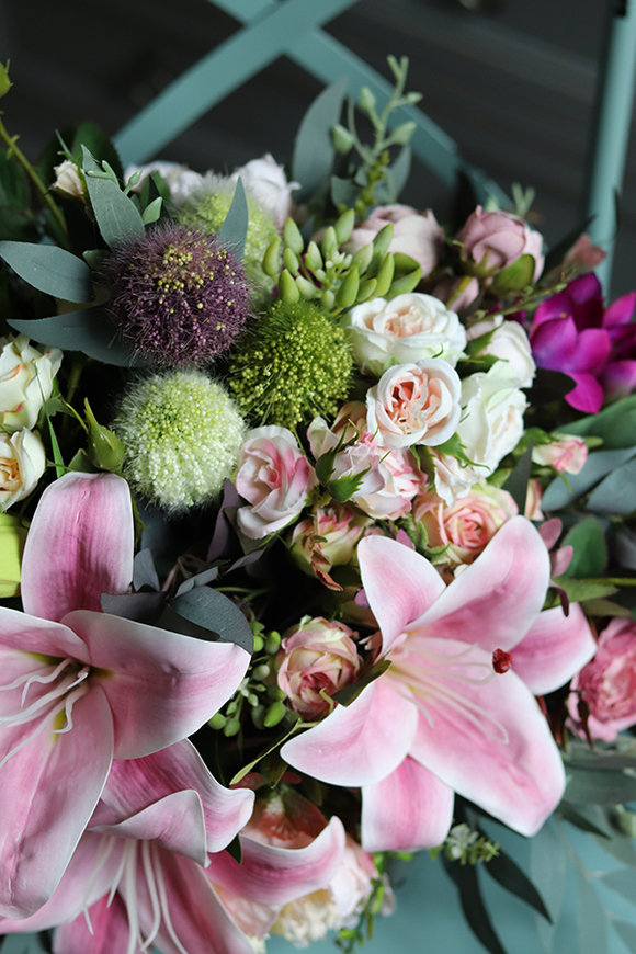 Korona Kwiatów, bogata kompozycja z liliami, wym.37x64cm 