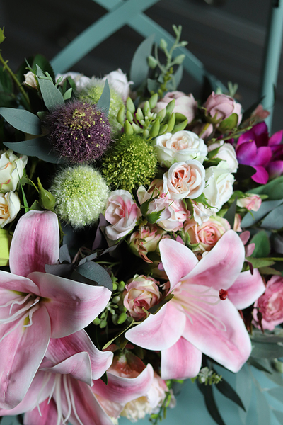 Korona Kwiatów, bogata kompozycja z liliami, wym.37x64cm 