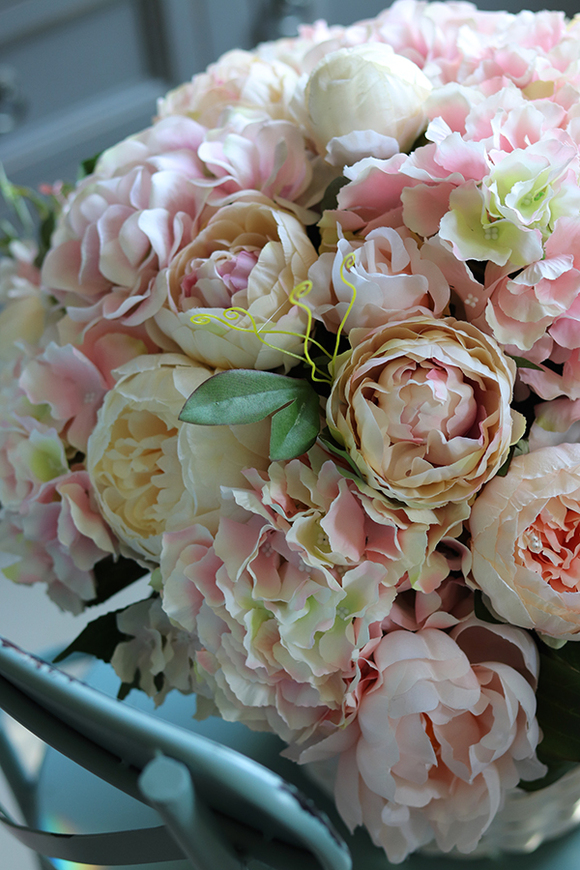 kosz z kwiatami w pastelowej kolorystyce, Pivonia Provance,  wym.48x48cm 