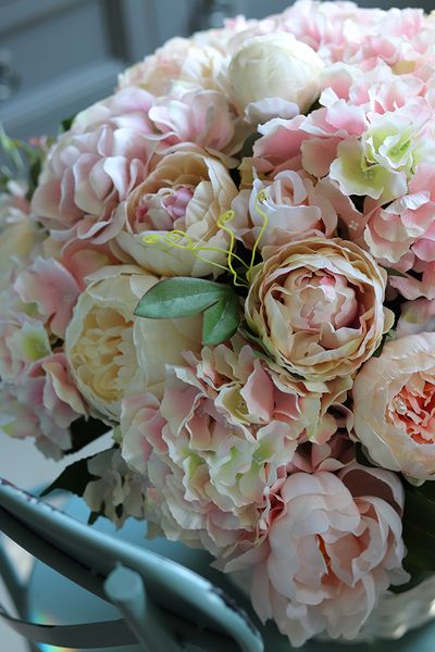 kosz z kwiatami w pastelowej kolorystyce, Pivonia Provance,  wym.48x48cm 