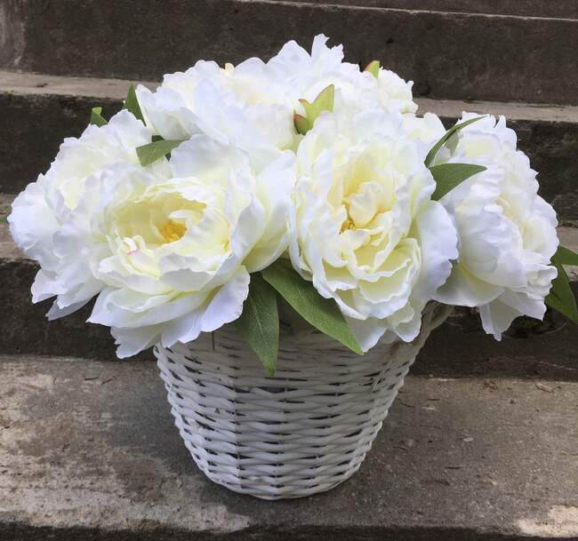 kosz z białymi peoniami Lisa wys.38cm