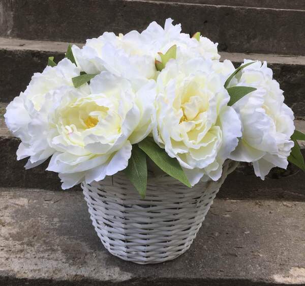 kosz z białymi peoniami Lisa wys.38cm