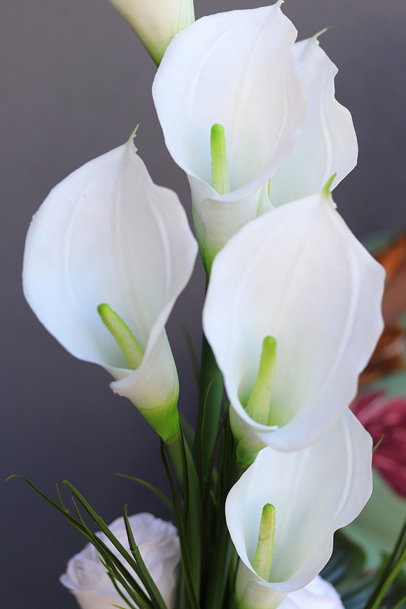 bukiet nagrobny z kaliami i różami, Bliskość, dł.80cm 