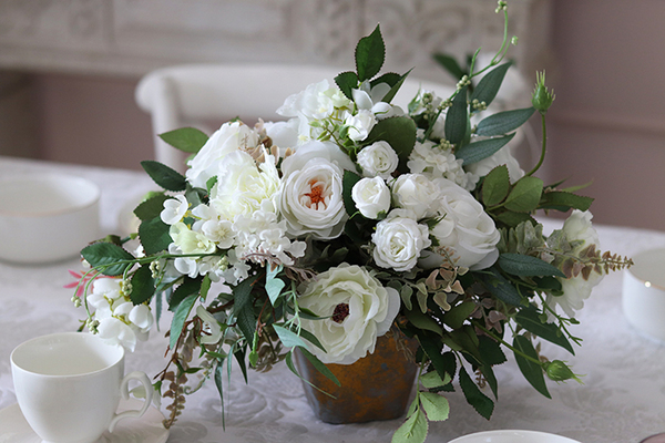 Komunia, kompozycja na stół w przecieranej złotej donicy, wys.35cm 