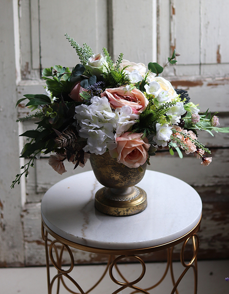 Gessa Martha, kompozycja kwiatowa w złotym pucharze, wys.36cm