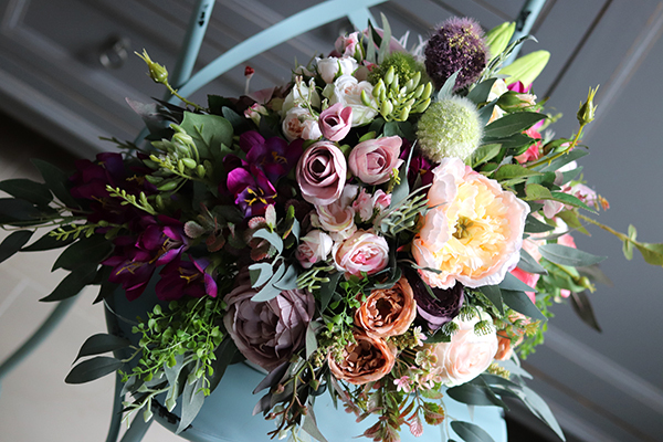 Korona Kwiatów, bogata kompozycja z liliami, wym.37x64cm 