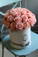 Benita, flowerbox różany z szarą aksamitką, wys.38cm 