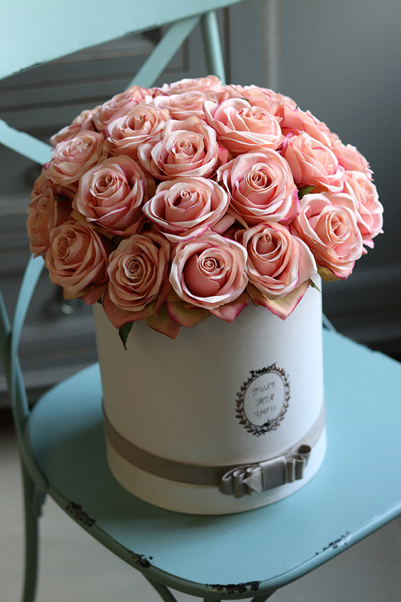 Benita, flowerbox różany z szarą aksamitką, wys.38cm 