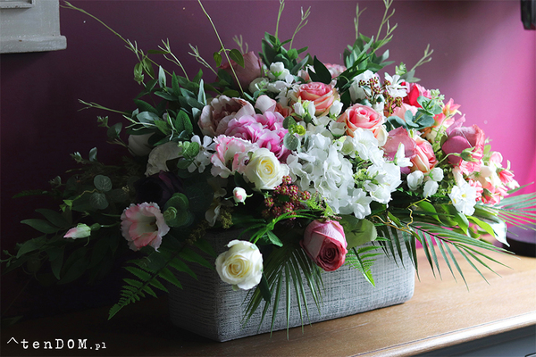 Daglessa, kompozycja kwiatowa w betonowej donicy, wym.50x110cm