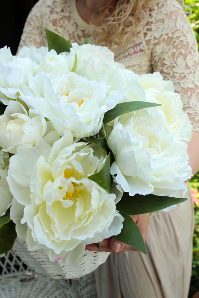 kosz z białymi peoniami Lisa wys.38cm