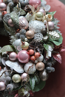 atrakcyjny świąteczny wianek/stroik, Pudrovy Glamour, śr.27cm