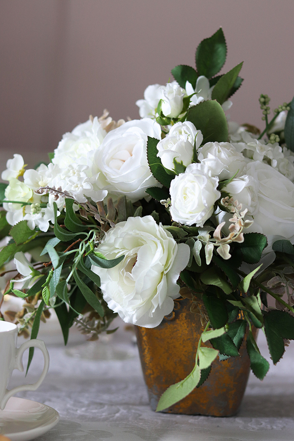 Komunia, kompozycja na stół w przecieranej złotej donicy, wys.35cm 