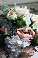 Gessa Martha, kompozycja kwiatowa w złotym pucharze, wys.36cm