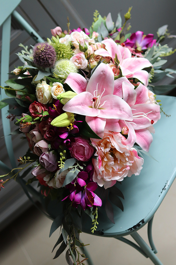 Korona Kwiatów, bogata kompozycja z liliami, wym.37x64cm 