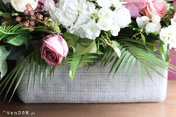 Daglessa, kompozycja kwiatowa w betonowej donicy, wym.50x110cm