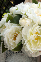 kosz z białymi peoniami Lisa wys.38cm